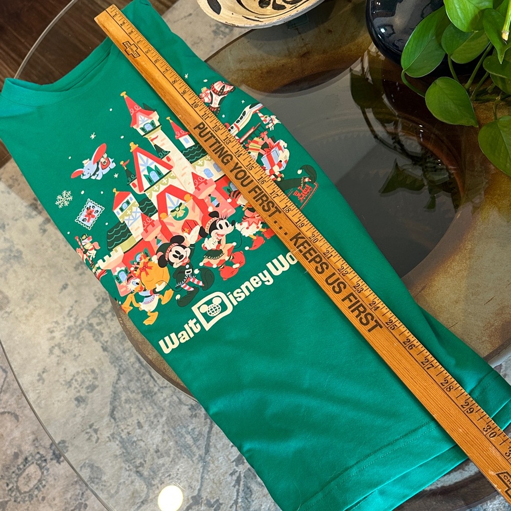 Walt Disney Green Castle Graphic Tee holiday Christmas Mickey Minnie large - Picture 8 of 9